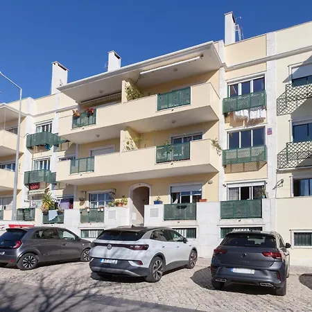 Апартаменты Flh Family Flat With Balcony Пареде
