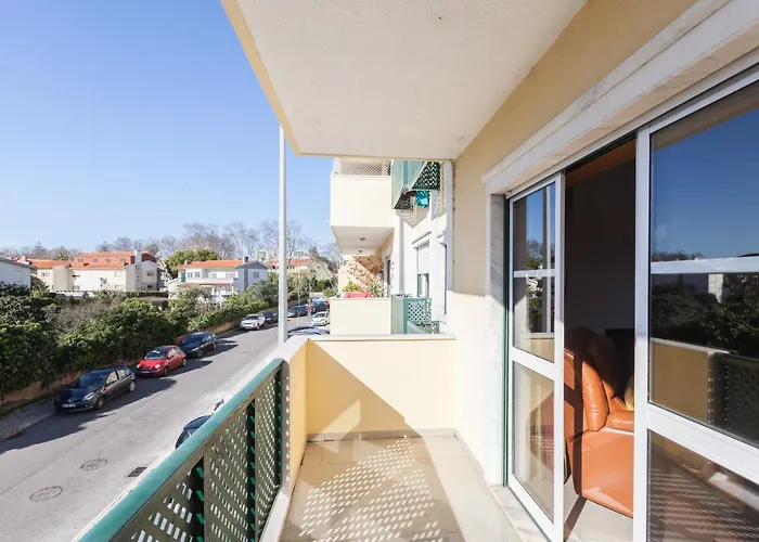 Апартаменты Flh Family Flat With Balcony Пареде